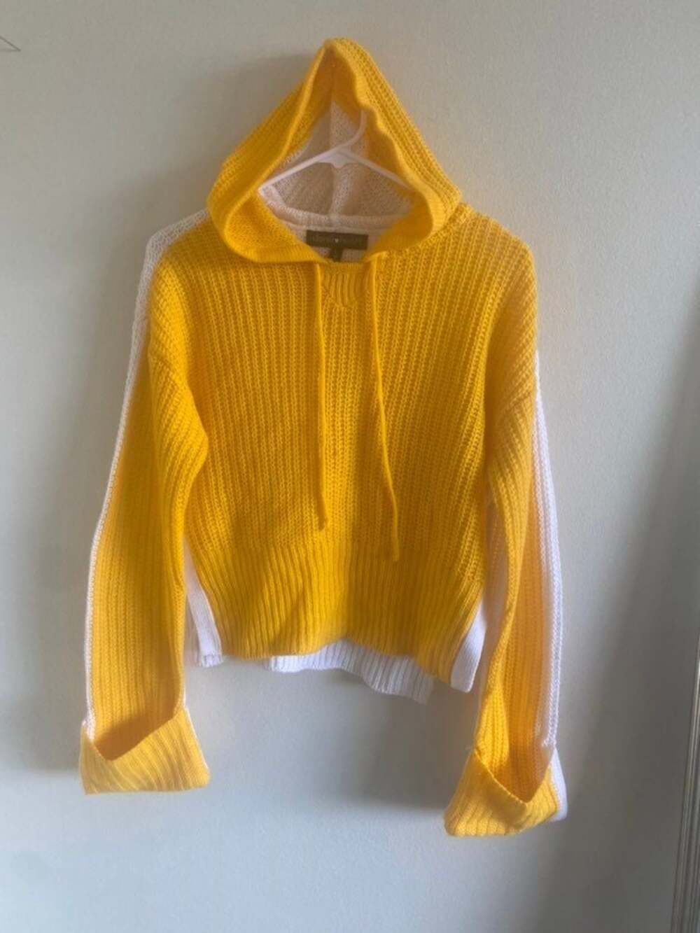Derek Heart Yellow and White Hooded Sweater - L(11/13)